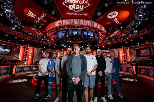Main Event WSOP ide do finále: V hre o $12.1 milióna zostáva posledných 9 hráčov!
