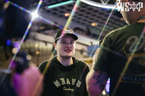 Mladík, ktorý dominuje WSOP Main Eventu a má na dosah 10 miliónov dolárov! Kto je Lucas Jumalon?