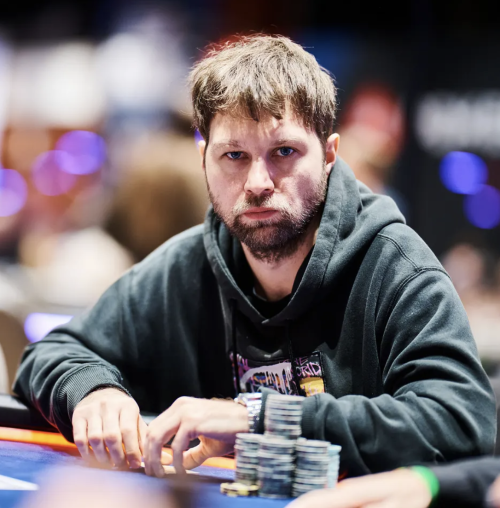 Dávid Urban mieri v Main Evente WSOP na platené miesta: Zahrá si štvrtý deň