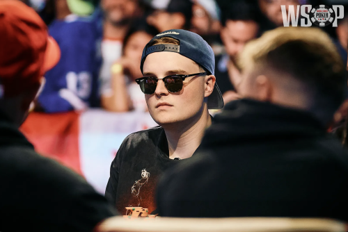 Finálový stôl WSOP Main Eventu má za sebou prvý deň: Lucas Jumalon si drží chiplead, vypadli dvaja hráči