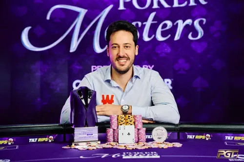 Z troch bublín až na vrchol! Adrian Mateos ovládol Poker Masters a získal 229.500 dolárov